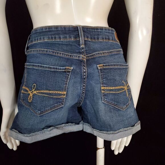 Denizen from Levi's Blue Jean Low-Rise Midi Shorts (27) - Picture 4 of 6